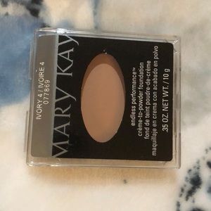Creme-to-powder foundation IVORY 4